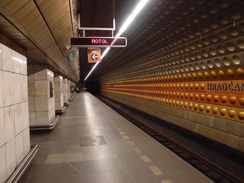 Soubor:Hradcanska metro station 2018Z05.JPG