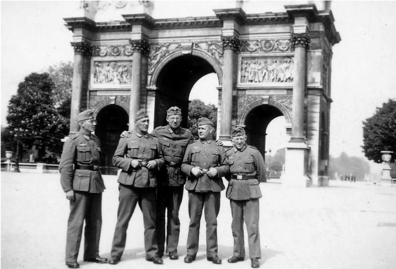 Soubor:Deutschesoldatenvordemarcdetriomphe1940.jpg