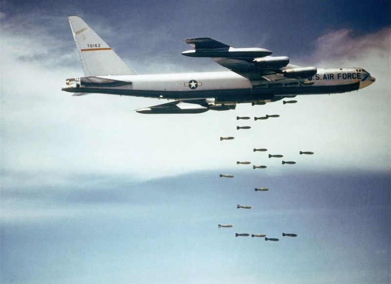 Soubor:Boeing B-52 dropping bombs.jpg