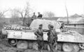 Bundesarchiv Bild 101I-711-0427-04, Oberst Karl Lorenz vor Panzer V 'Panther'.jpg