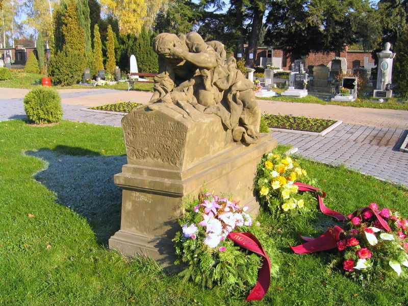 Soubor:Gravestone Anna Miselius.jpg