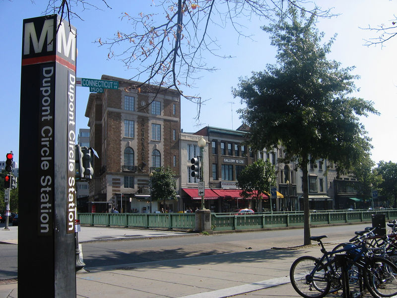 Soubor:Dupont metro kramerbooks.jpg