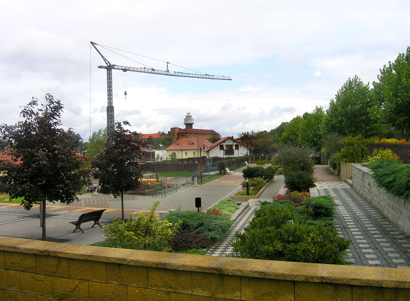 Soubor:Arch centrum, Prague Ruzyně.jpg