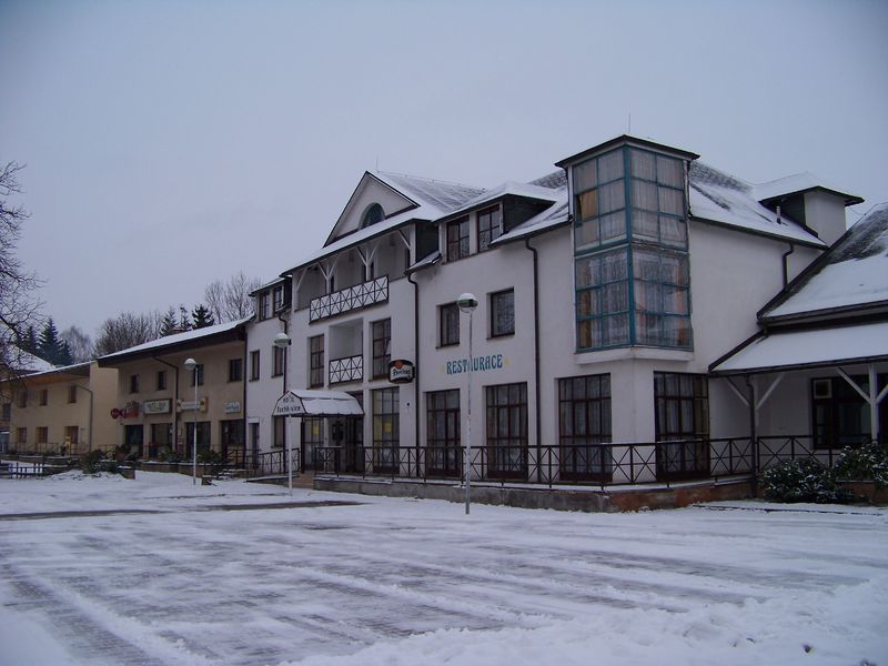 Soubor:Tuchlovice, hotel Tuchlovice.jpg