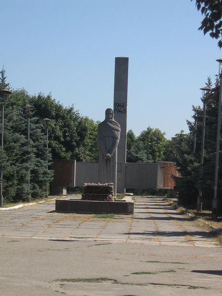 Soubor:Henichesk monument.jpg