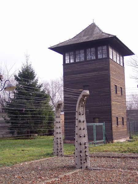 Soubor:Strazni vez Auschwitz.JPG