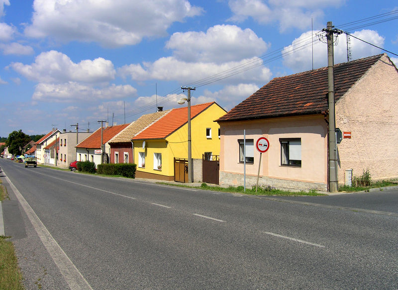 Soubor:Velká Dobrá, Pražská str.jpg