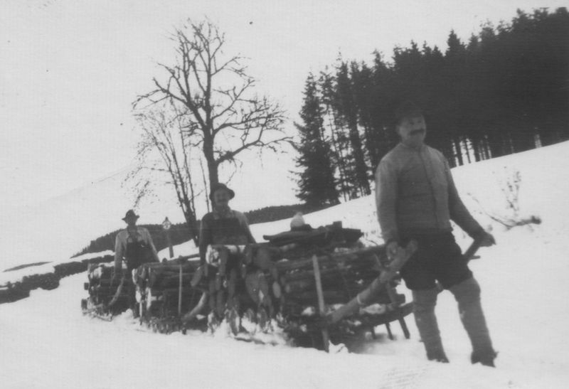 Soubor:Wooden sleighs full 1945.jpg