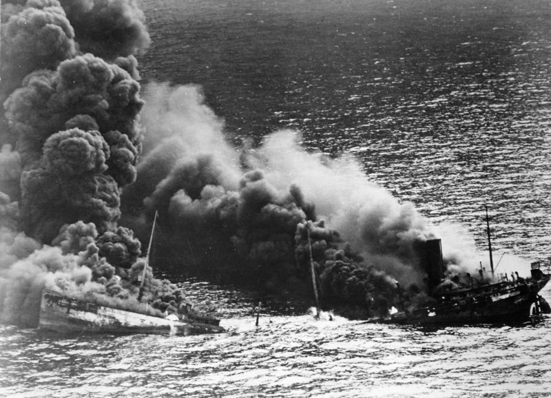 Soubor:Allied tanker torpedoed.jpg