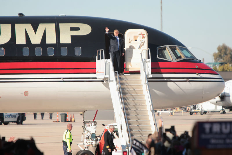 Soubor:Trump at plane door 2015Dec16.jpg