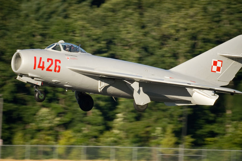 Soubor:MiG-17 landing by StuSeeger.jpeg