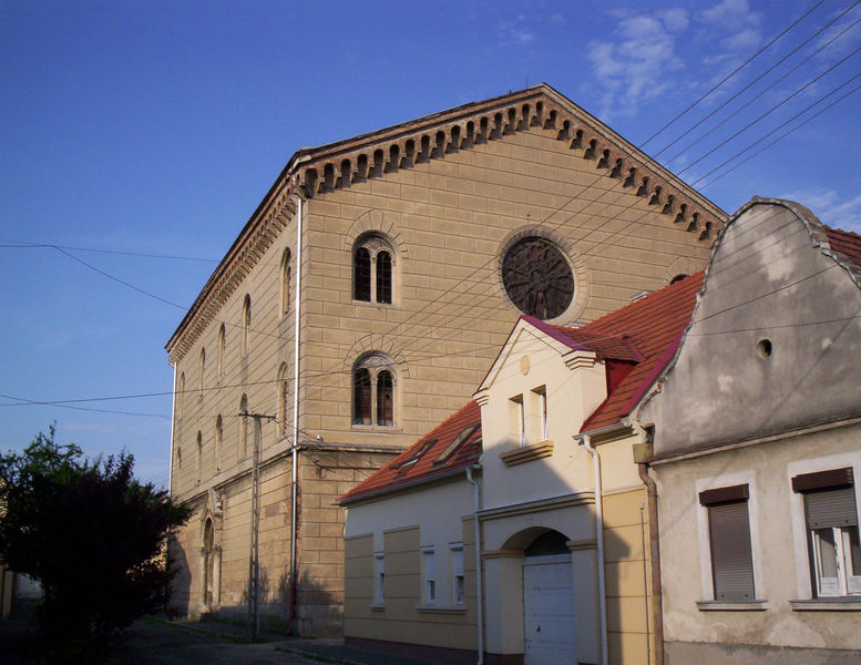 Soubor:Pápa synagogue west 2007.jpg