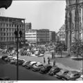 Bundesarchiv B 145 Bild-F003812-0004, Köln, vor dem Kölner Dom.jpg