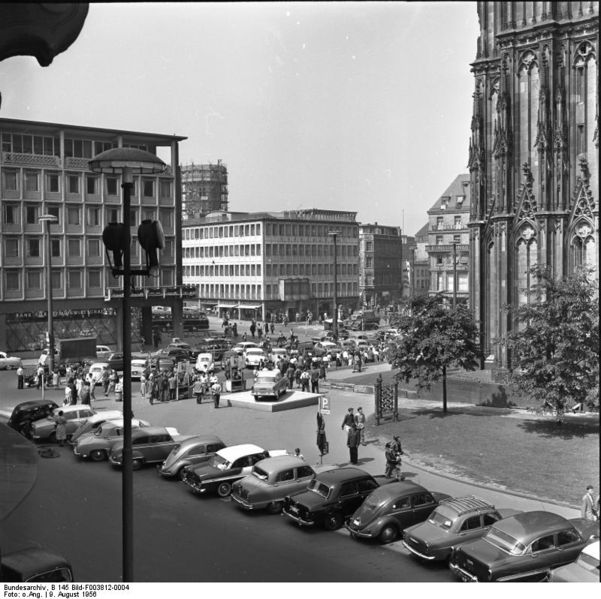 Soubor:Bundesarchiv B 145 Bild-F003812-0004, Köln, vor dem Kölner Dom.jpg