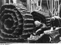 Bundesarchiv Bild 146-1975-044-14, Fertigung von Panzerketten für Panzer V.jpg