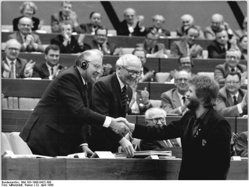 Soubor:Bundesarchiv Bild 183-1986-0422-300, Berlin, XI. SED-Parteitag, Gorbatschow, Honecker.jpg