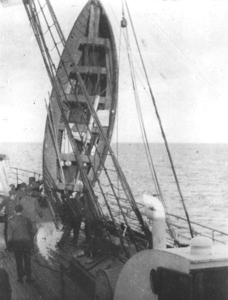 Soubor:Lifeboat12oncarpathia.jpg