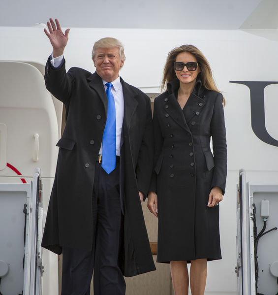 Soubor:Donald Trump and Melania Trump arrive in Washington 01-19-17.jpg