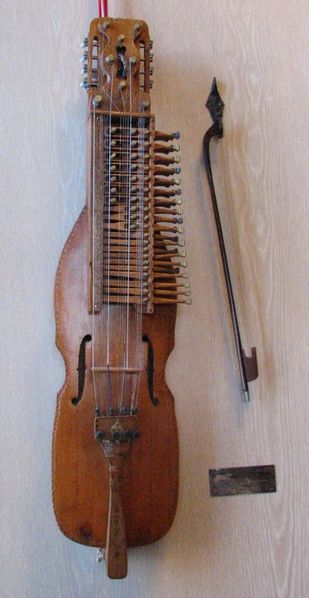 Soubor:Nyckelharpa built by Eric Sahlstrom.jpg