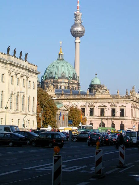 Soubor:Fernsehturm und Humboldt Universitaet.jpg