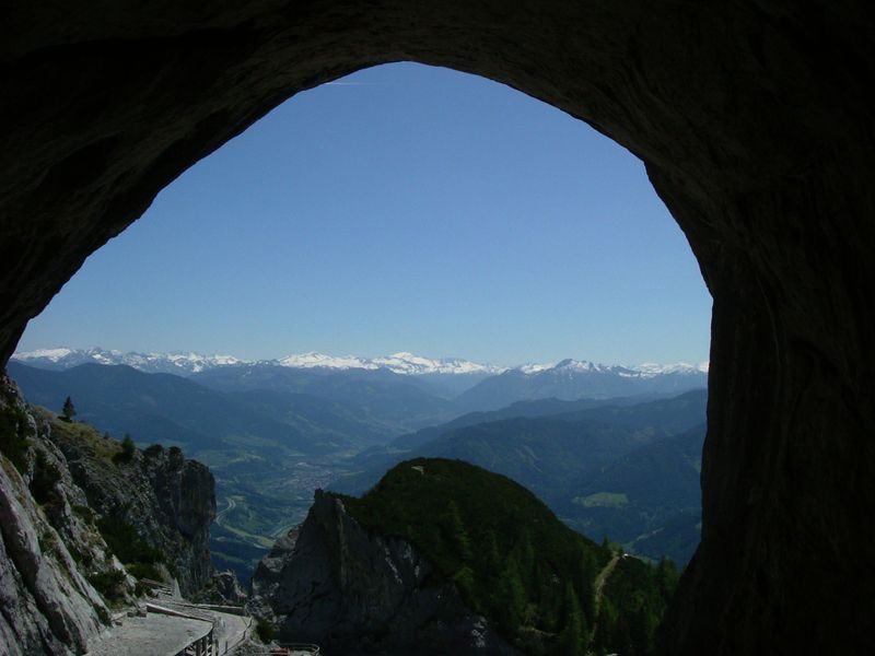 Soubor:Höhlenausgang eisriesenwelt.jpg