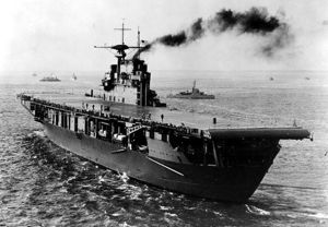 USS Hornet (CV-8) na počátku října 1941, těsně po dokončení v kamufláži Measure 12. Všimněte si absence hlavňové výzbroje, která ještě nebyla nainstalována.