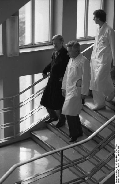 Soubor:Bundesarchiv B 145 Bild-F061601-0009, Bundeswehrkrankenhaus Koblenz, Helmut Schmidt.jpg