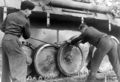 Bundesarchiv Bild 101I-296-1652-35, Nordfrankreich, Montage am Pantherlaufwerk.jpg