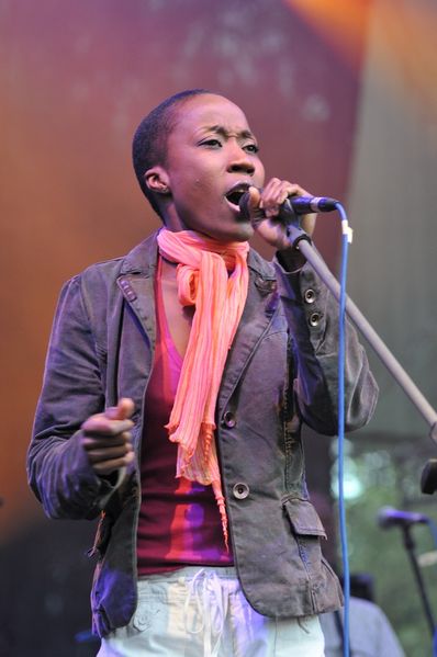 Soubor:Rokia Traoré singing.jpg