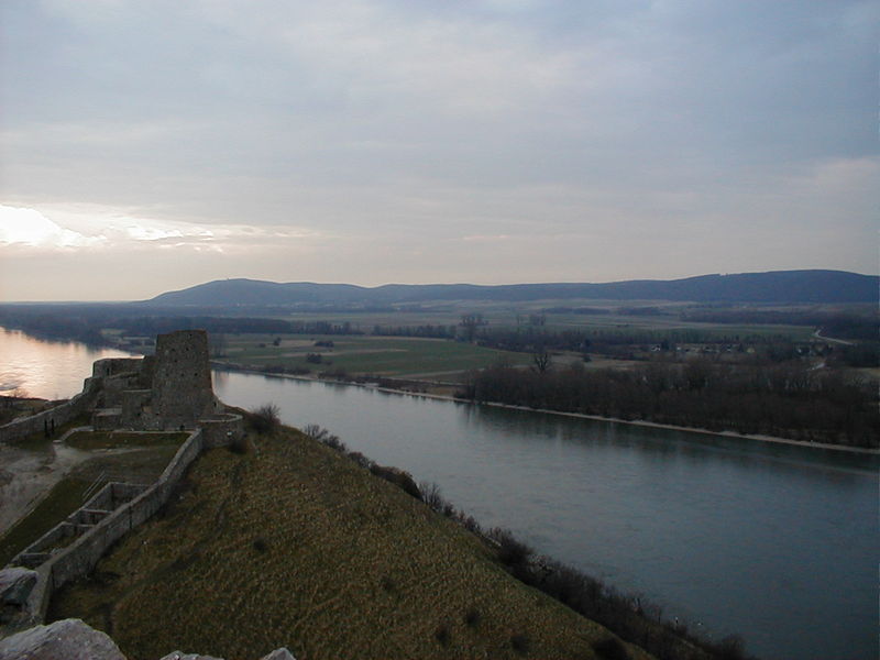 Soubor:Slovakia-Devin castle 4.JPG