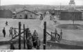 Bundesarchiv R 67 Bild-02-001, Kriegsgefangenenlager Crossen, Offiziersbesuch.jpg