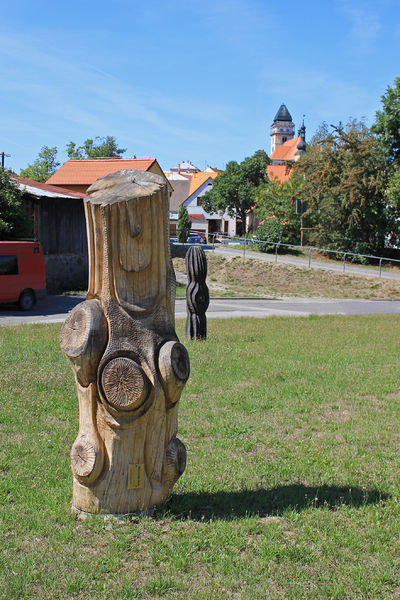 Soubor:Dačice, Kapetova street, sculptures.jpg