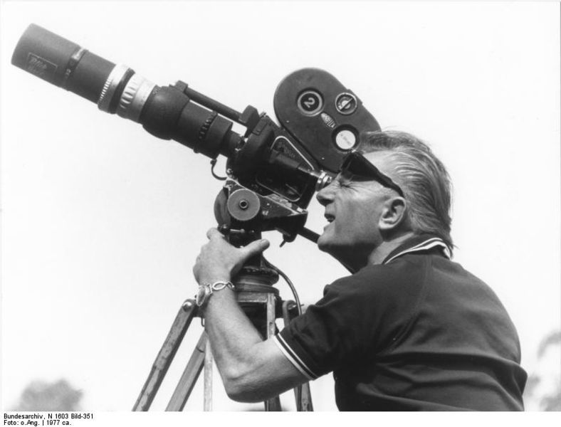 Soubor:Bundesarchiv N 1603 Bild-351, Horst Grund mit Filmkamera.jpg