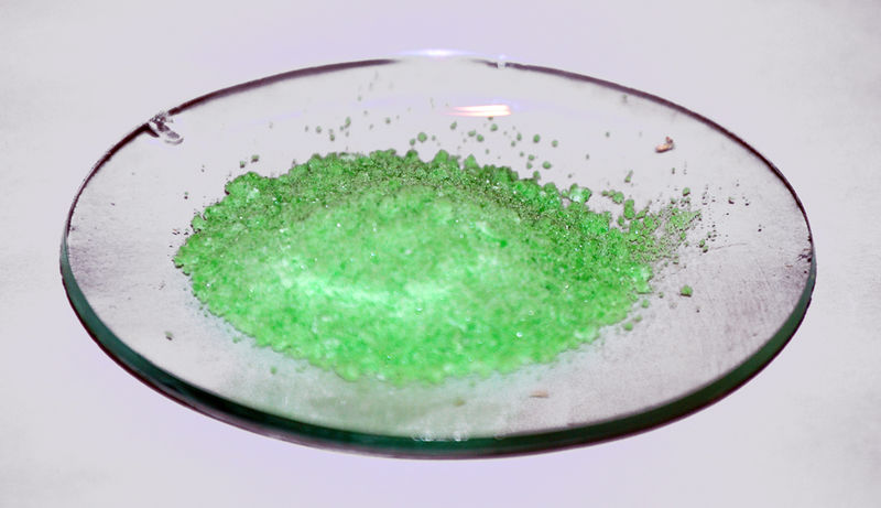 Soubor:Nickel(II)-chloride-hexahydrate-photo.jpg