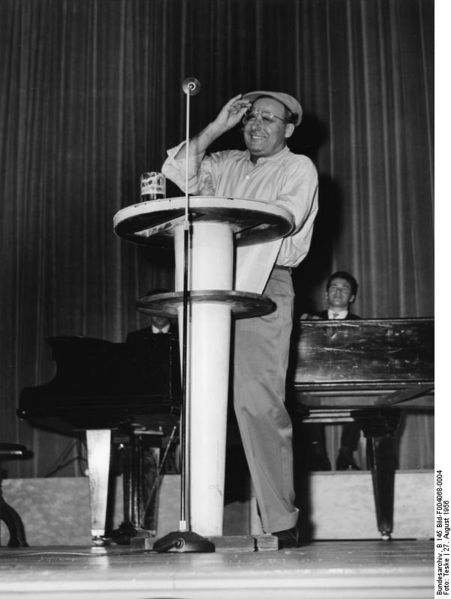 Soubor:Bundesarchiv B 145 Bild-F004068-0004, Bonn, Gastspiel Berliner Kabarett.jpg