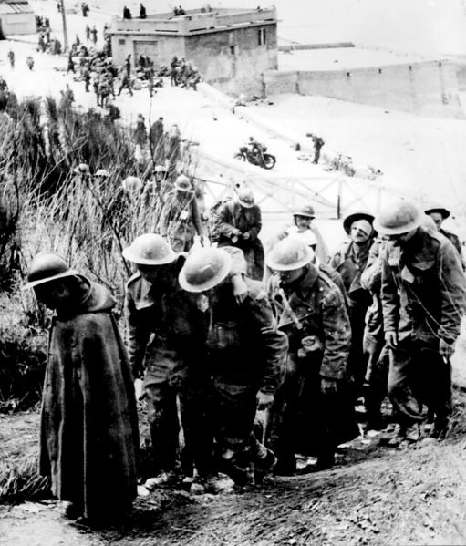 Soubor:British prisoners at Dunkerque, France.jpg