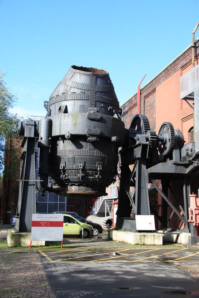 Soubor:Bessemer converter, Sheffield industrial Museum - geograph.org.uk - 256737.jpg