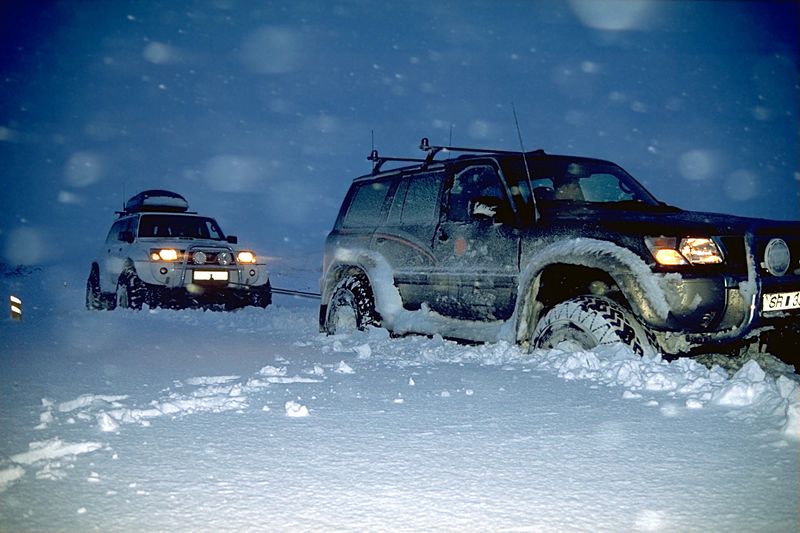 Soubor:StuckInSnowBetweenLaugarvatnAndThingvellir.jpg