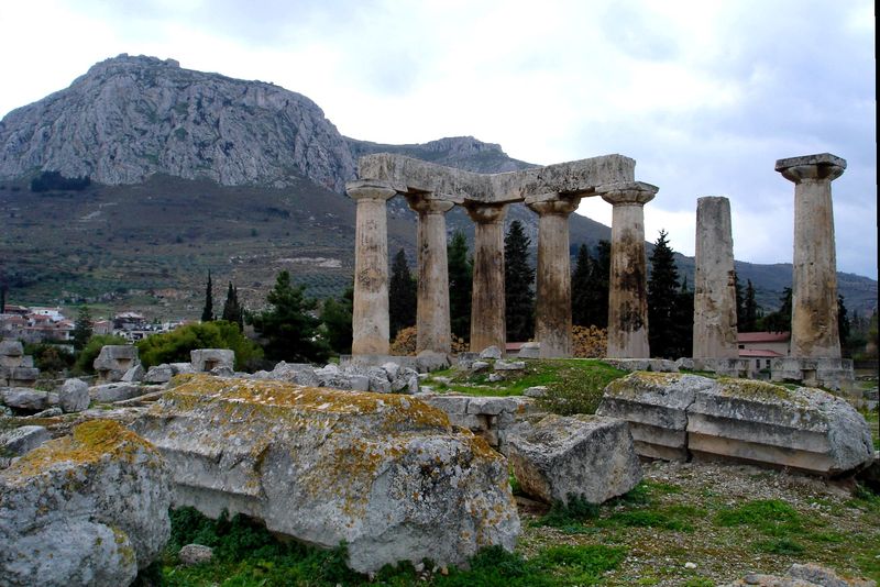 Soubor:Apollon Tempel im antiken Korinth.jpg