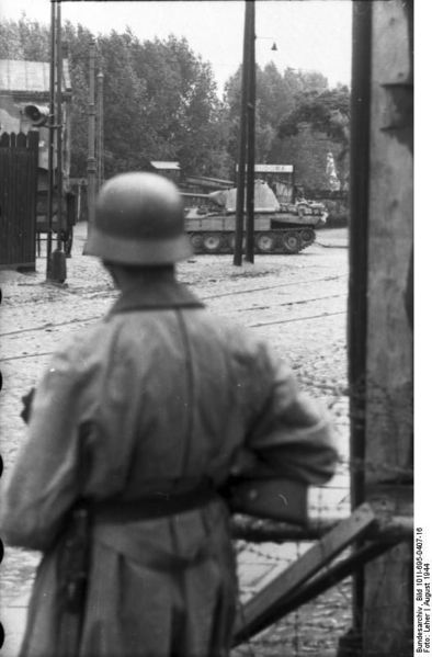 Soubor:Bundesarchiv Bild 101I-695-0407-16, Warschauer Aufstand, Soldat.jpg