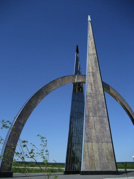 Soubor:Salekhard - Arctic Circle monument.jpg