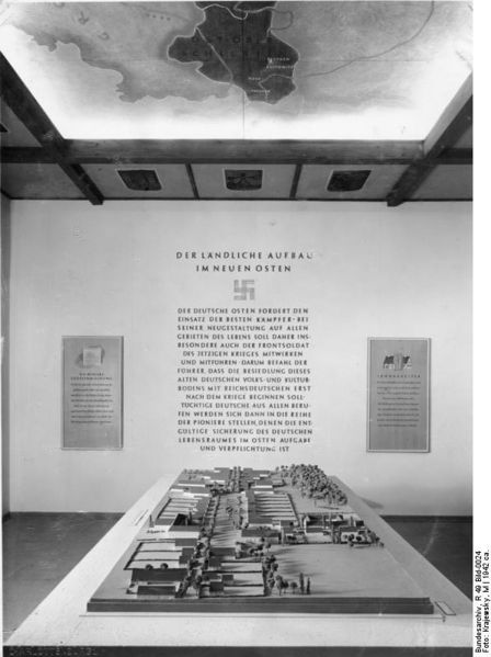 Soubor:Bundesarchiv R 49 Bild-0024, Ausstellung "Die grosse Heimkehr".jpg