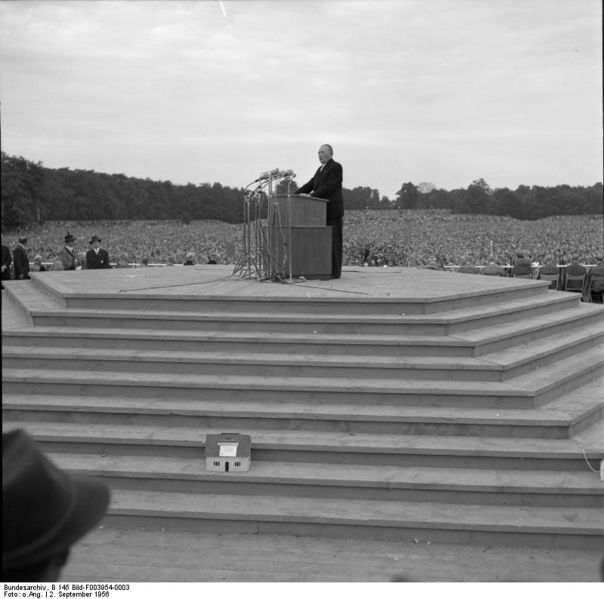 Soubor:Bundesarchiv B 145 Bild-F003954-0003, Köln, 77. Deutscher Katholikentag, Adenauer.jpg