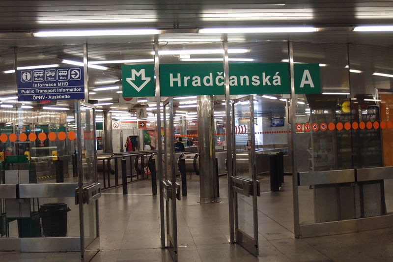 Soubor:Hradcanska metro station 2018Z14.JPG