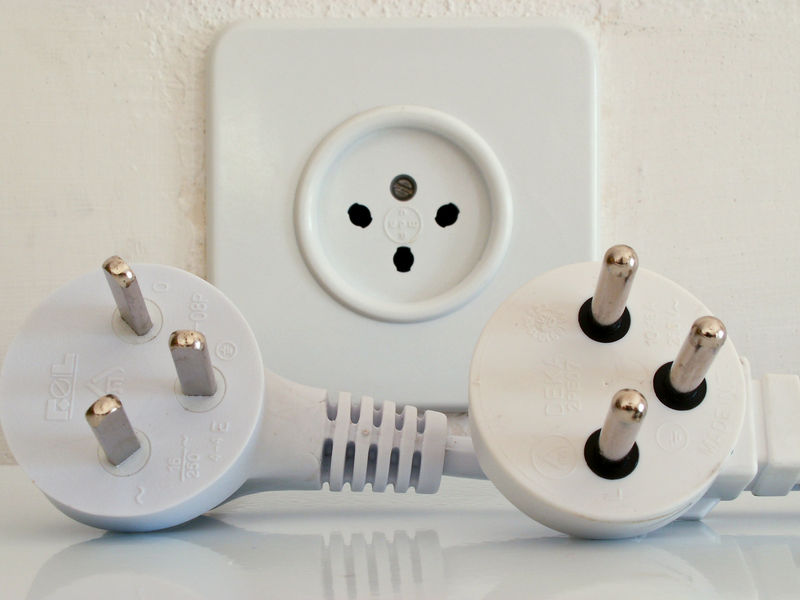 Soubor:Israeli-type-H-plugs-and-socket.jpg