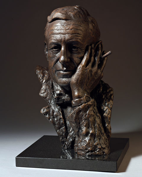 Soubor:Ian-Fleming-bronze-bust-by-sculptor-Anthony-Smith.jpg