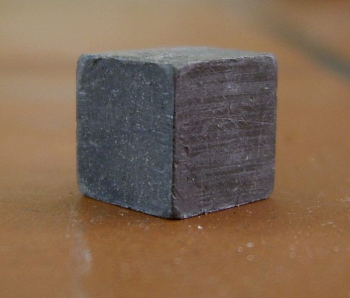 Soubor:Metal cube lead.jpg