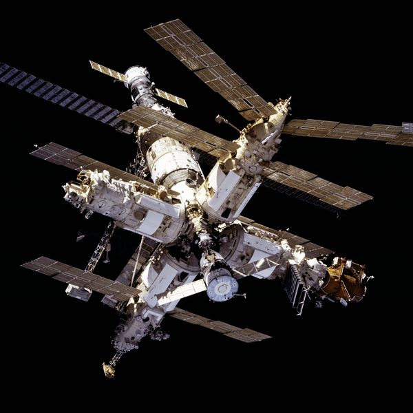 Soubor:Mir from STS-81.jpg