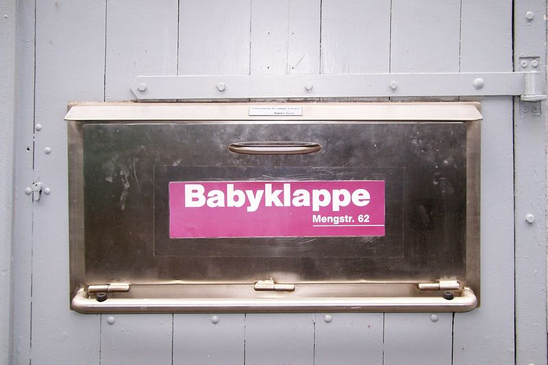 Soubor:LübeckBabyklappe.jpg