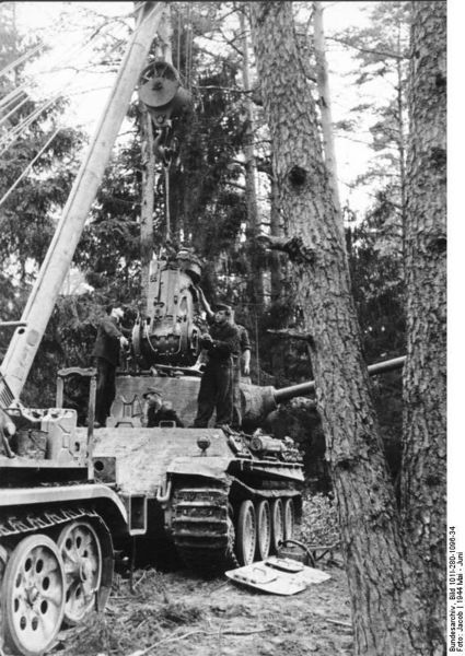 Soubor:Bundesarchiv Bild 101I-280-1096-34, Russland, Reparatur eines Panzer V (Panther).jpg